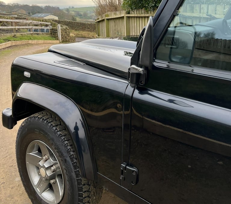 2011 - 61 Land Rover Defender 90 2.2 TDCi XS 4WD SWB Euro 5 WINDOW VAN Diesel