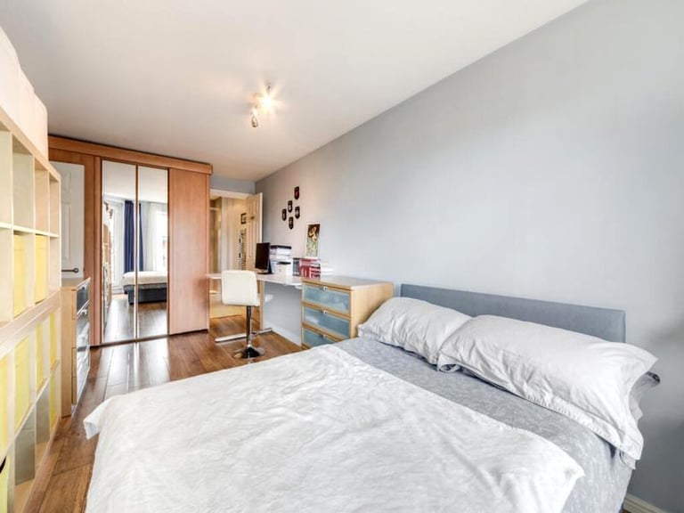 🏠 Bright and spacious room available in the vibrant area of Mudchute