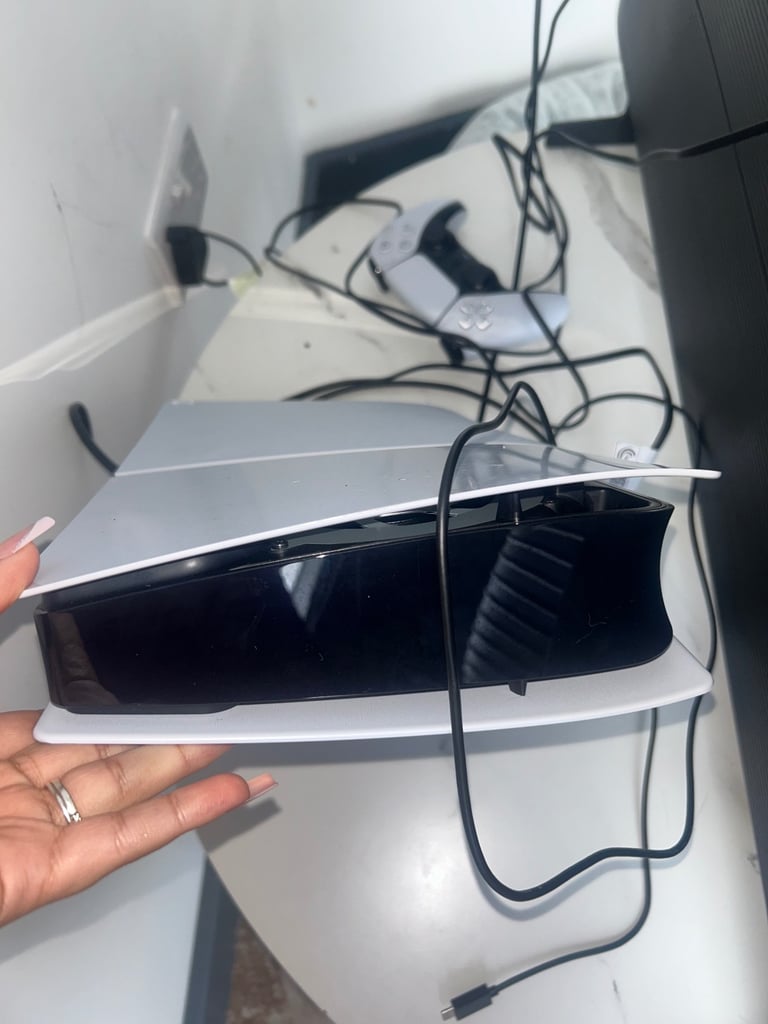 PLAYSTATION 5 SLIM BRAND NEW USED 2 TIMES