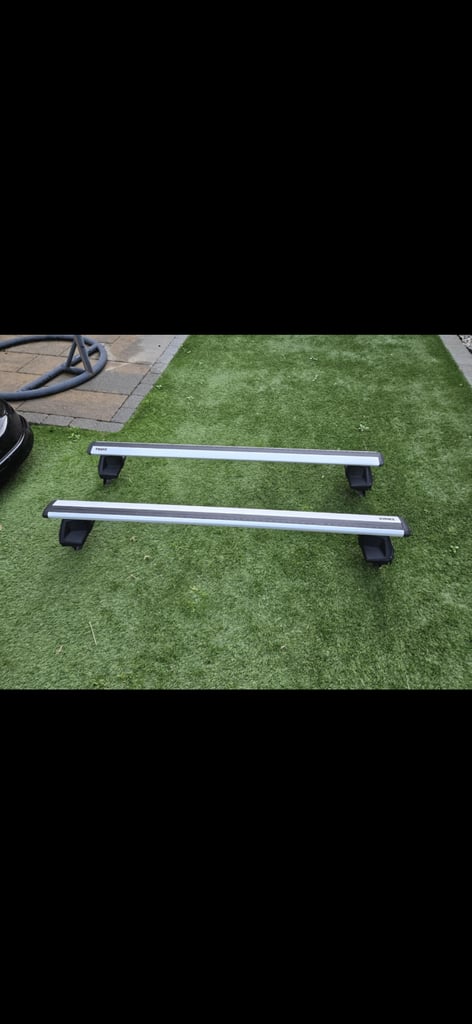 Roof box and accessories