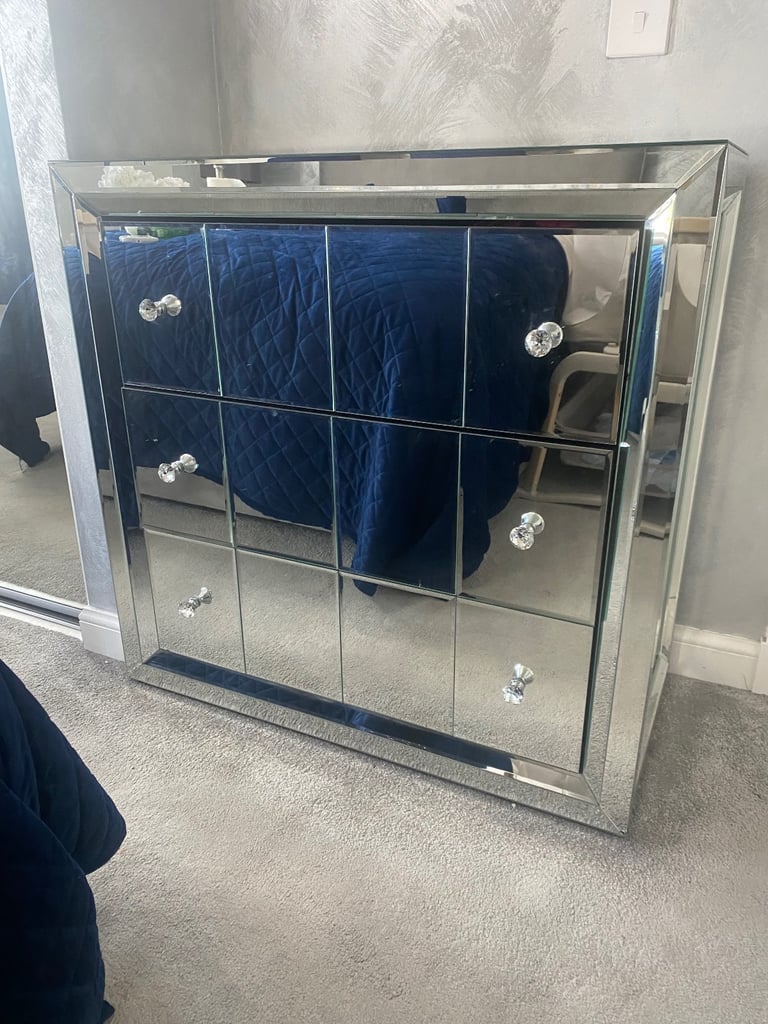 Mirror dresser and 2 side drawers 