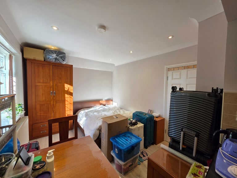 image for LARGE & BRIGHT STUDIO FLAT **ALL BILLS INCLUDED**EDGWARE HA8
