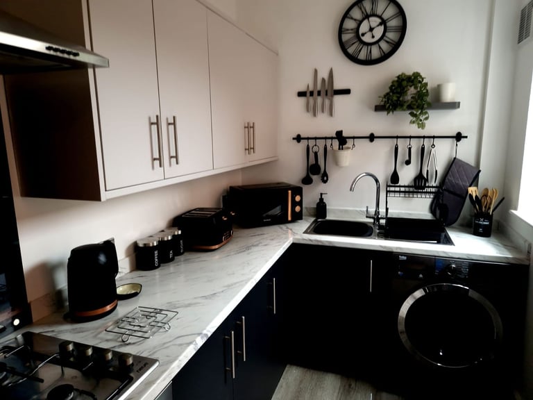 LE11 - All Bills Contractor/company stay, parking close to train station, university, hospital  