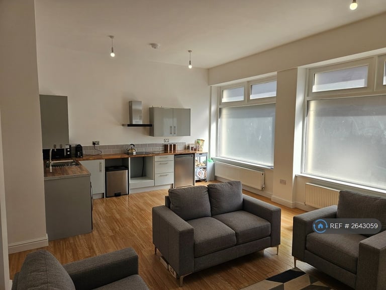 2 bedroom flat in Clarence Street, Pontypool, NP4 (2 bed) (#2643059)