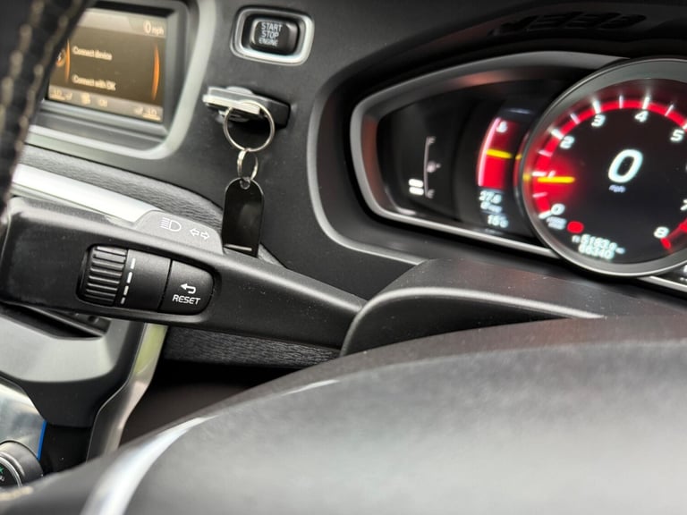 2015 Volvo V40 2.0 T2 R-Design Hatchback 5dr Petrol Manual Euro 6 (s/s) (122 ps) HATCHBACK Petrol...