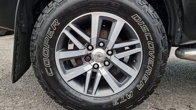 2017 Toyota Hilux 2.4 D-4D Invincible Auto 4WD Euro 6 4dr (TSS, 3.5t) PICK UP Diesel Automatic