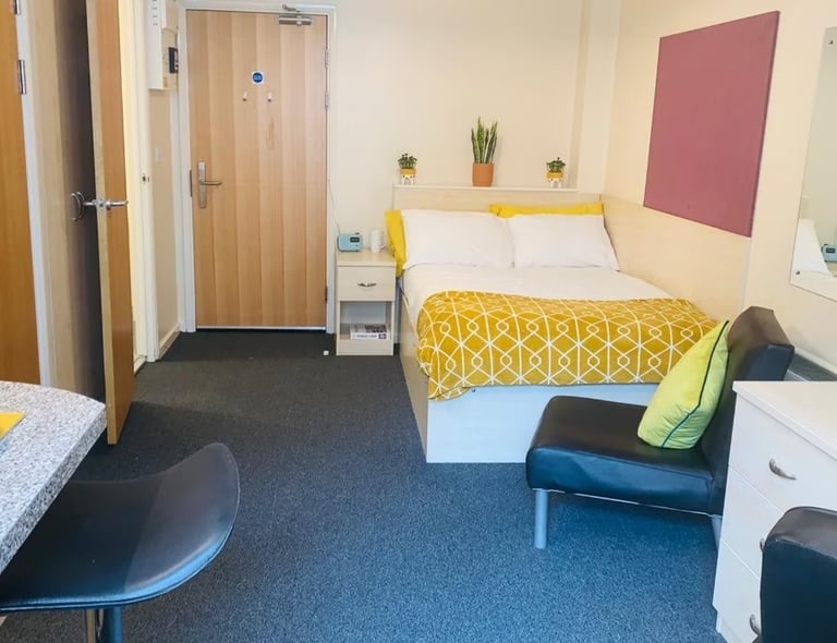STUDENT ROOMS TO RENT IN BIRMINGHAM. EN-SUITE WITH PRIVATE ROOM, BATHROOM, STUDY DESK & CHAIR