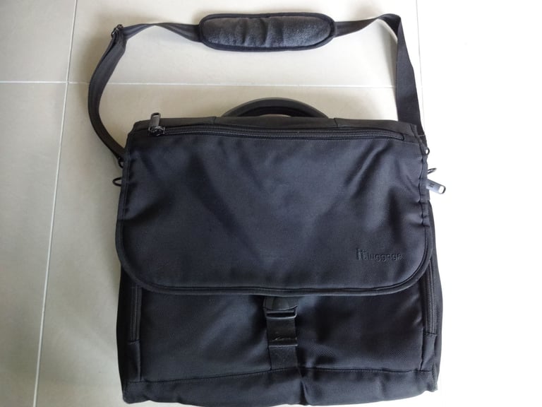 it Luggage Executive Messenger Briefcase Laptop Bag Case Black, Lightweight lots of compartments VGC