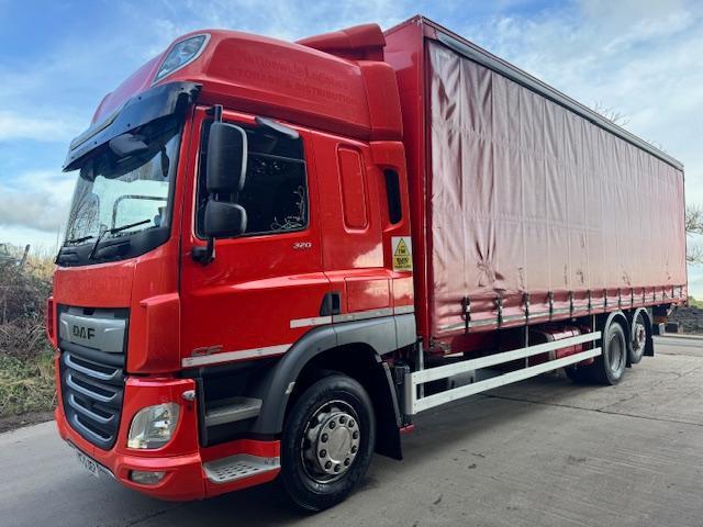 2020 70 DAF CF 320 E6 6x2 rear lift space sleeper cab 30ft curtain side tail-lif