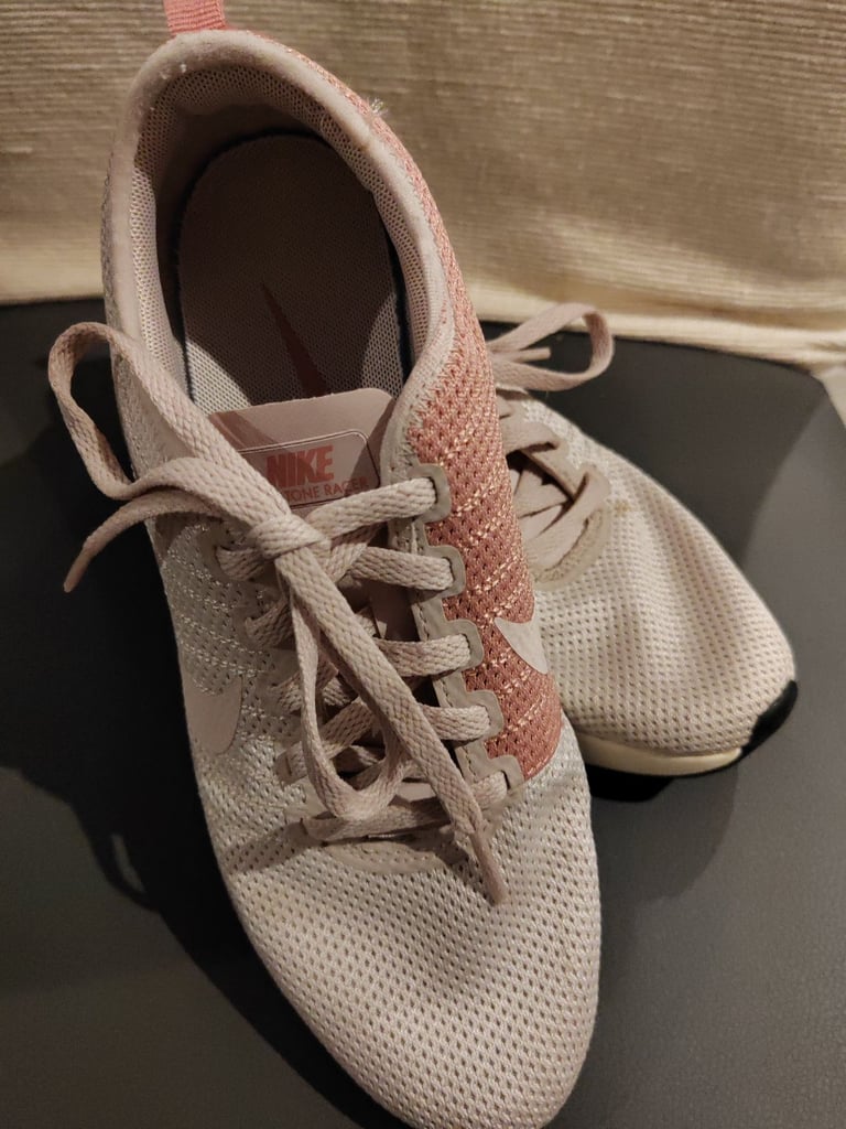 image for NIKE TRAINERS SIZE 5