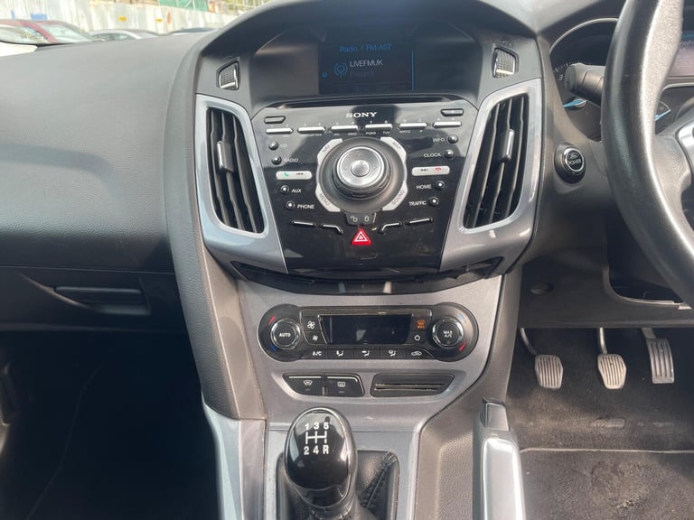 2011 Ford Focus 1.6 Titanium Euro 5 5dr HATCHBACK Petrol Manual