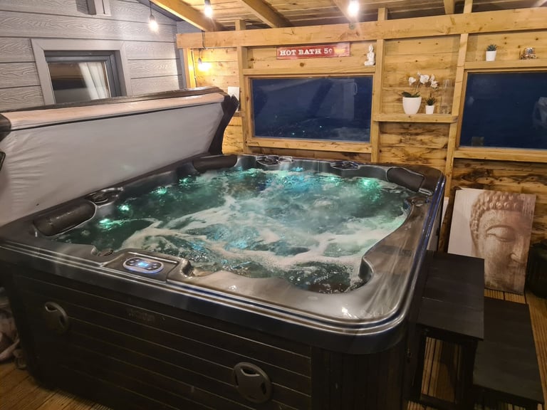 Valencia, Black, 1 Lounger 6 seater Hot Tub