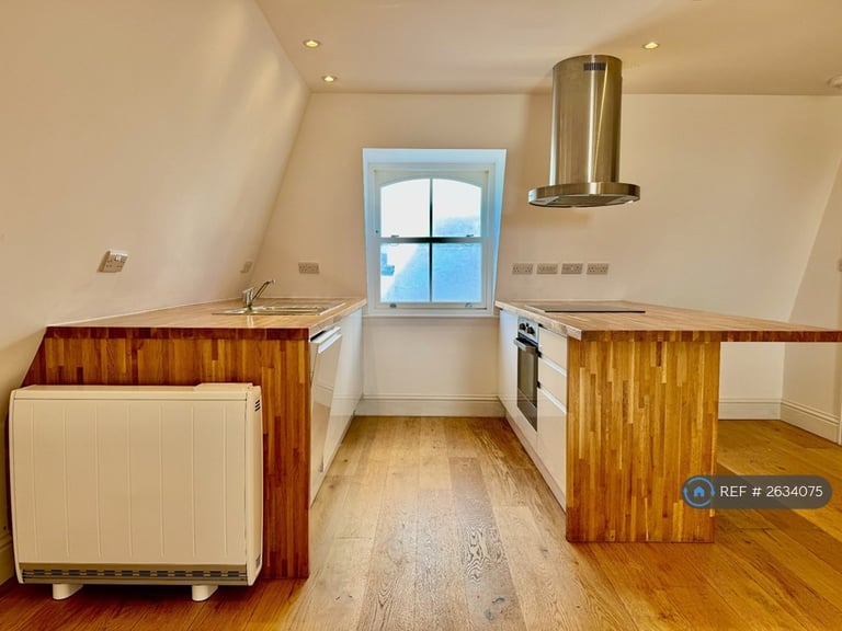 3 bedroom flat in Castle Hill Avenue, Folkestone, CT20 (3 bed) (#2634075)