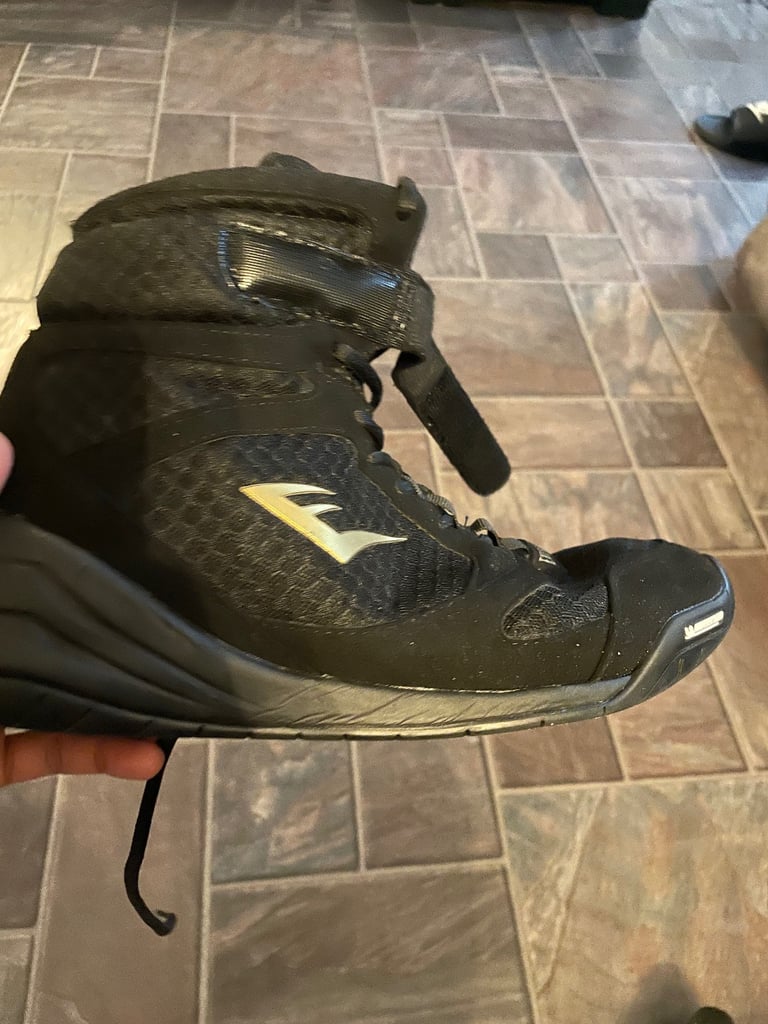 Barley used everlast pro elite boxing boots (price negotiable)