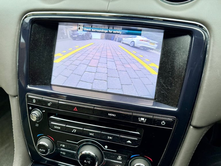 2010 Jaguar XJ 3.0d V6 Premium Luxury 4dr Auto SALOON DIESEL Automatic