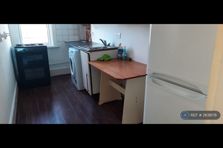 1 bedroom flat in Leytonstone, London, E11 (1 bed) (#2636178)