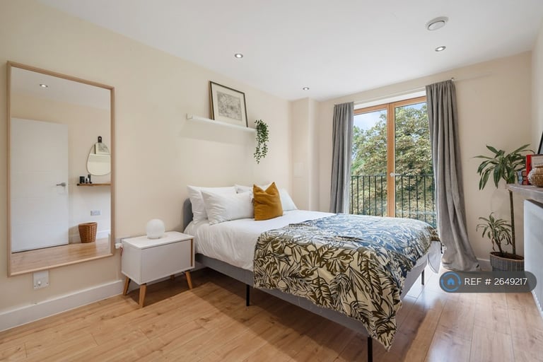 3 bedroom flat in Upper Clapton Road, London, E5 (3 bed) (#2649217)