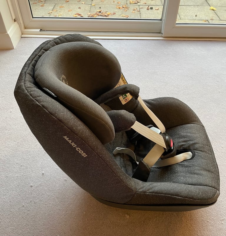 Maxi Cosi pebble plus and pearl pro with I-size isofix base