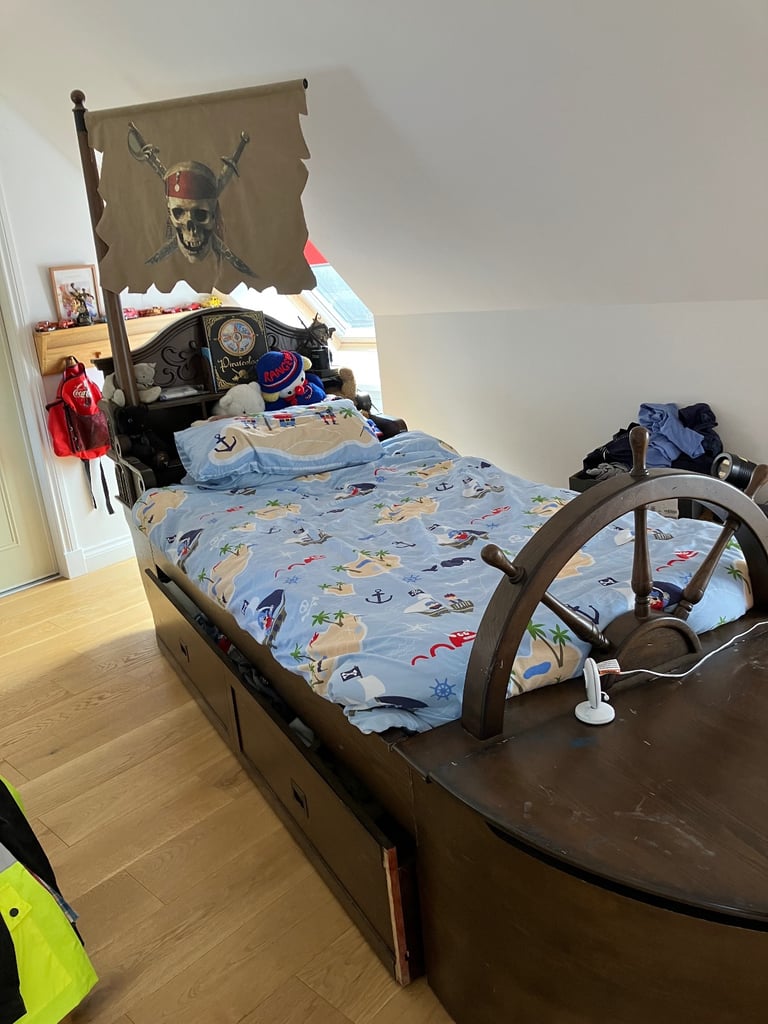 image for Wooden pirate bed - vintage 