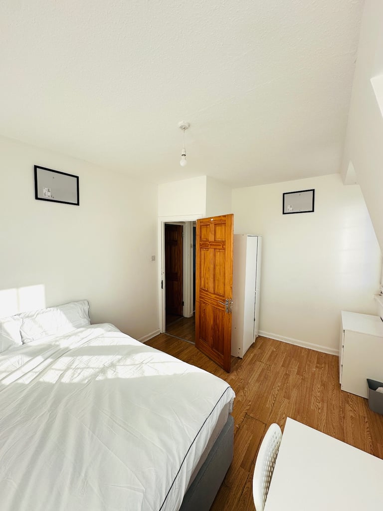 Spacious twin Room in Shadwell