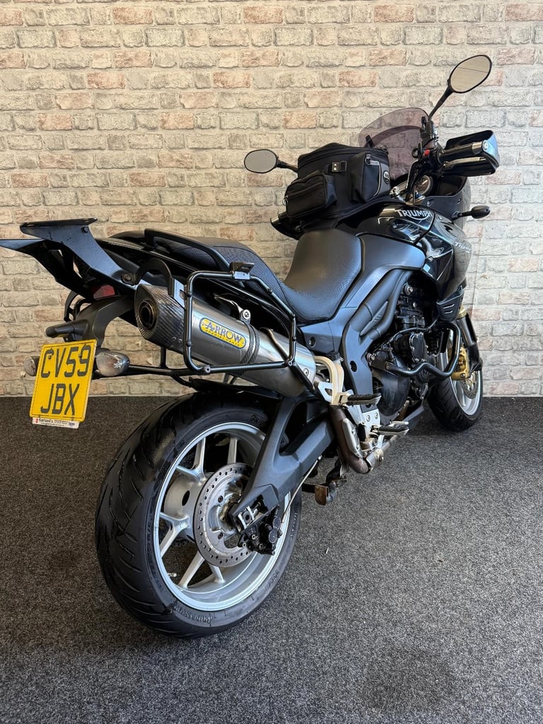 2009 Triumph Tiger 1050 - Tank bag - Panniers - Uprated end can 