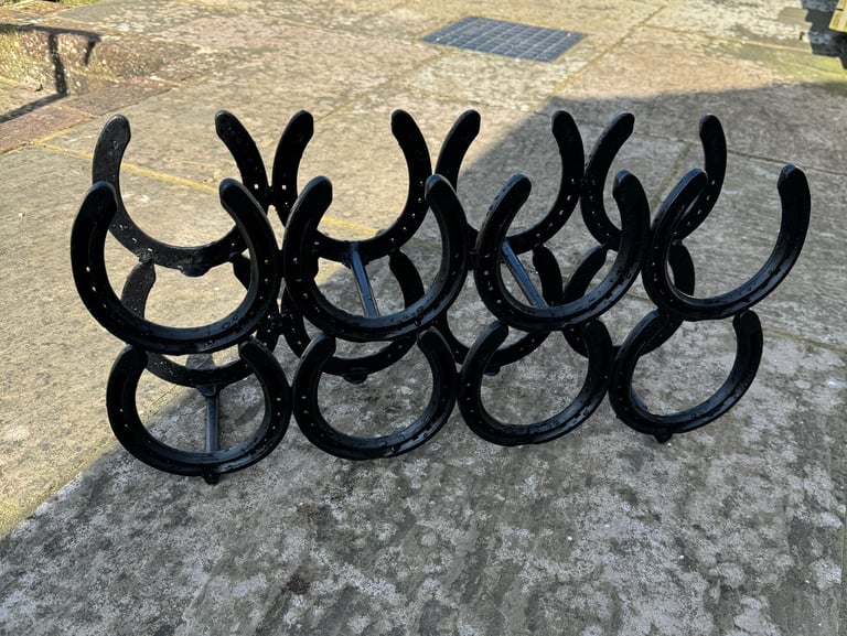 8 bottles vine rack horse shoes 
