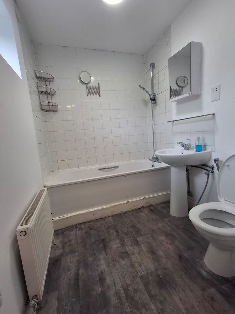 Modern 2-Bedroom Apartment with Garden & Private Parking – E17 