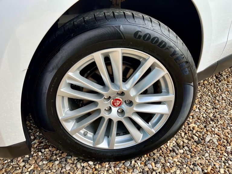 JAGUAR F-PACE 2.0 D180 Portfolio 2016