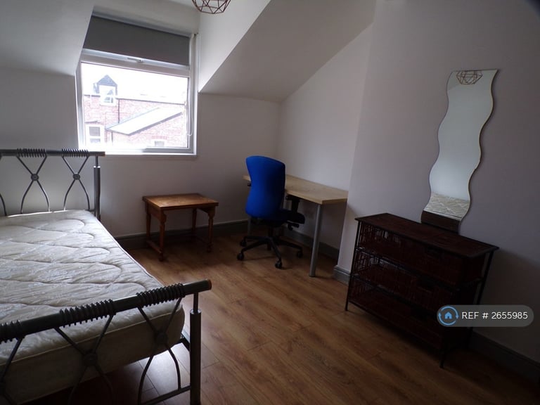 8 bedroom house in Booth Avenue, Manchester, M14 (8 bed) (#2655985)