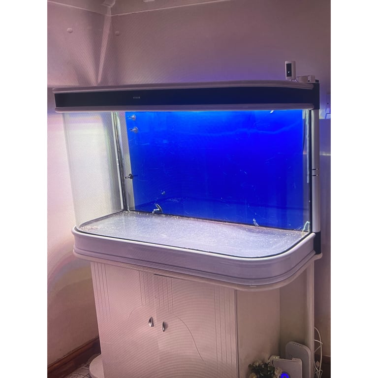 Freestanding fish tank