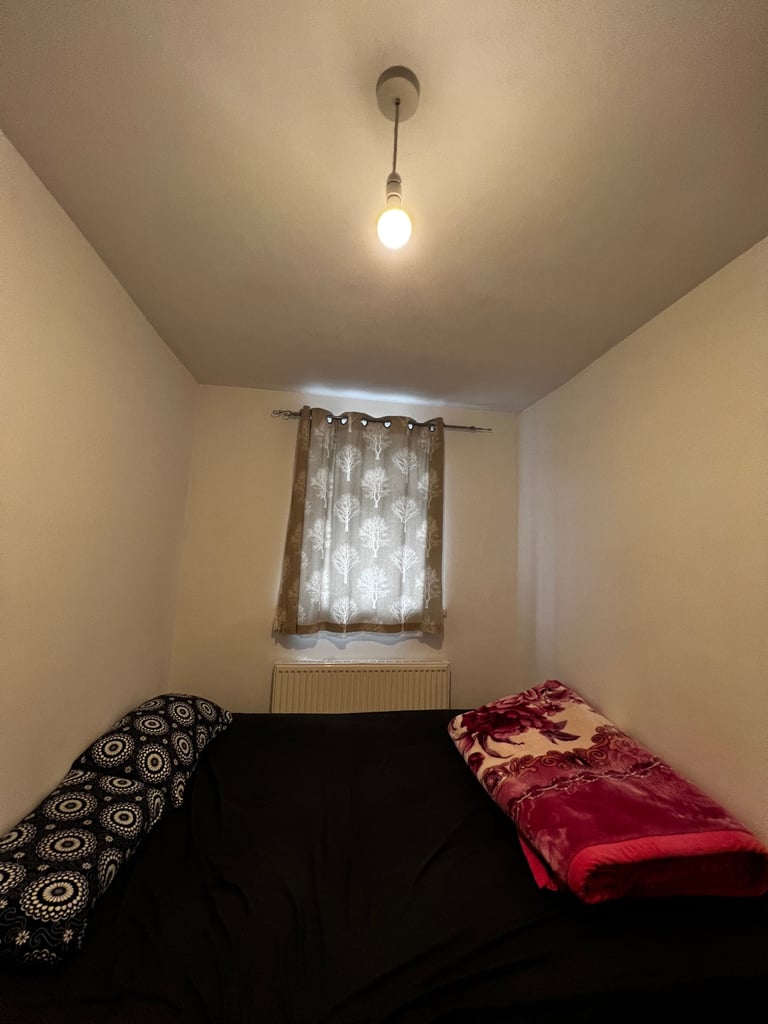 Spacious Furnished Room Available in Manchester