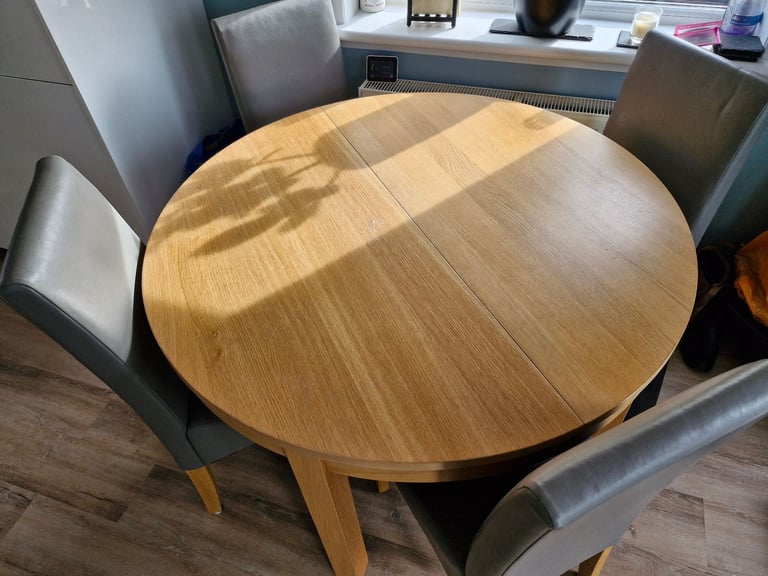 Dining table and 4 chairs 