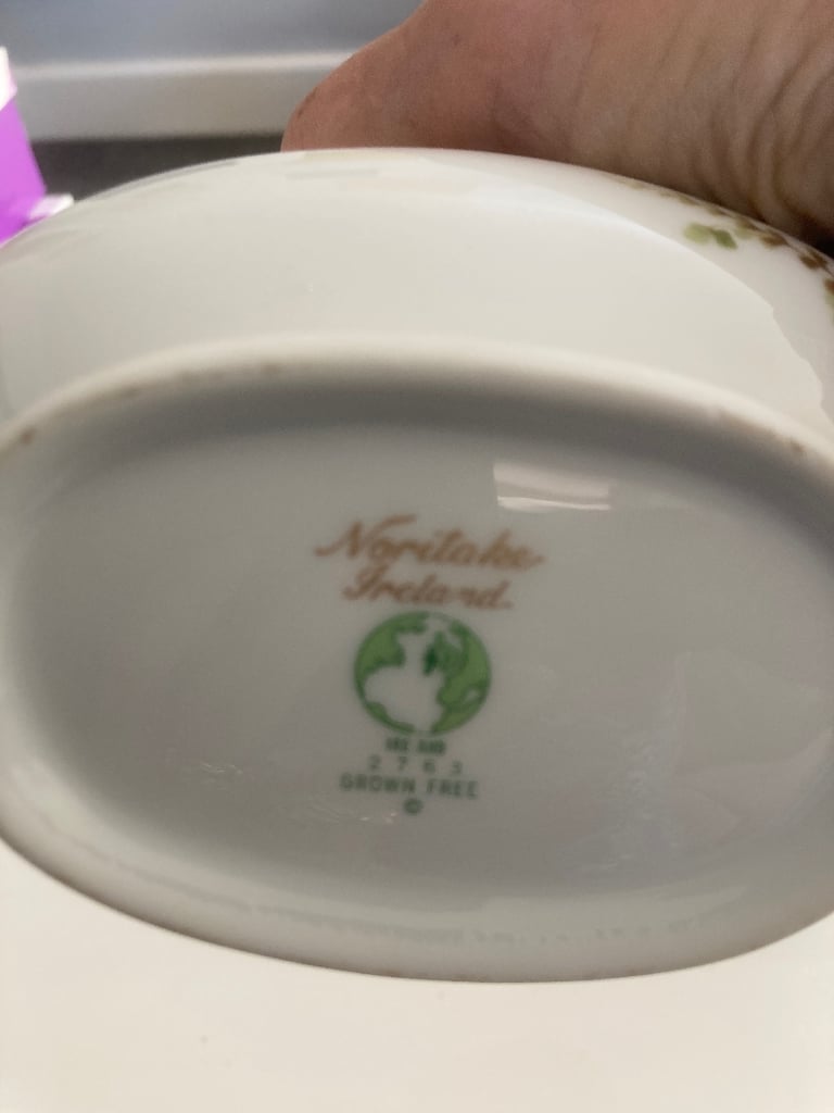 Gravy boat and lidded container 