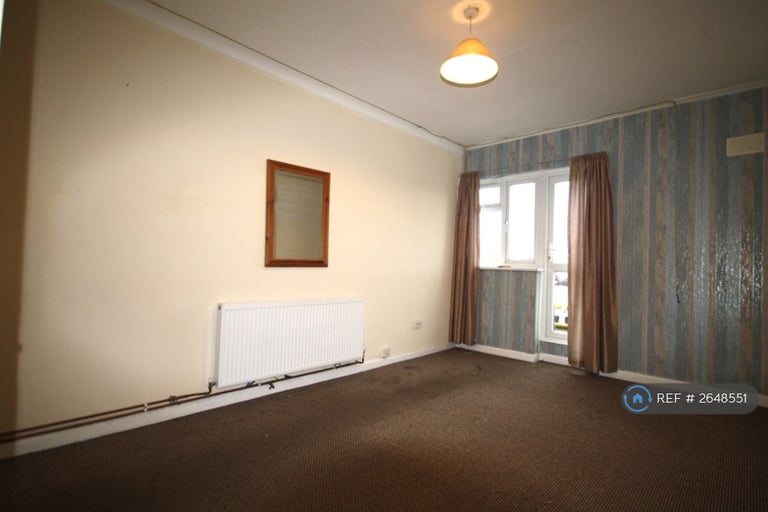 2 bedroom flat in Greenway Parade, Chesham, HP5 (2 bed) (#2648551)