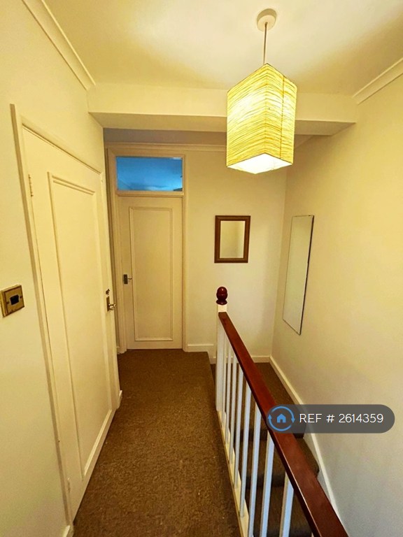 3 bedroom flat in Spencer Park, London, SW18 (3 bed) (#2614359)