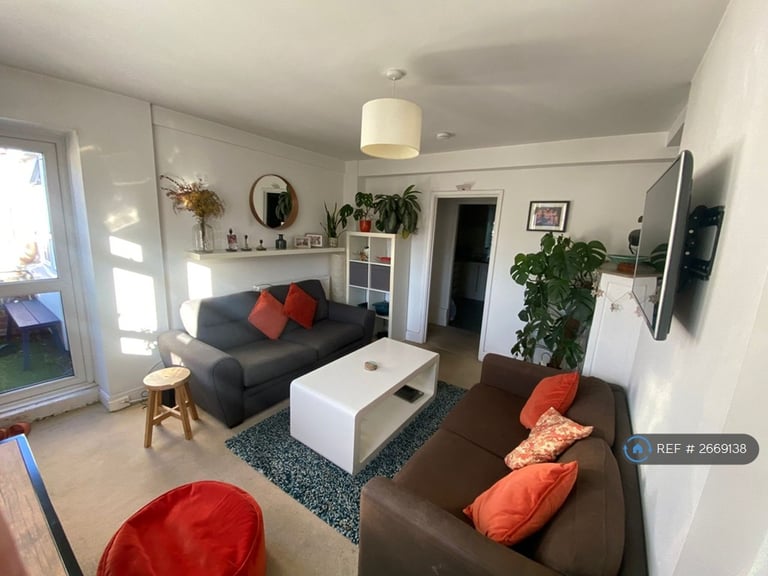 2 bedroom flat in Nunhead Lane, London, SE15 (2 bed) (#2669138)