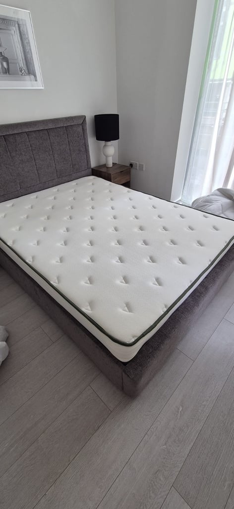 King Size Memory Foam & Sprung Mattress (Near New)