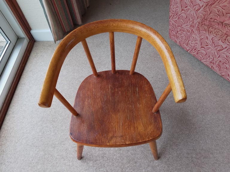 Vintage child's chair in solid wood. Seat height 11 inches.