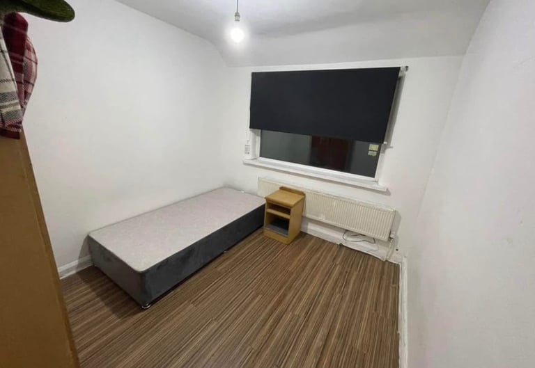 Room to rent longsight 