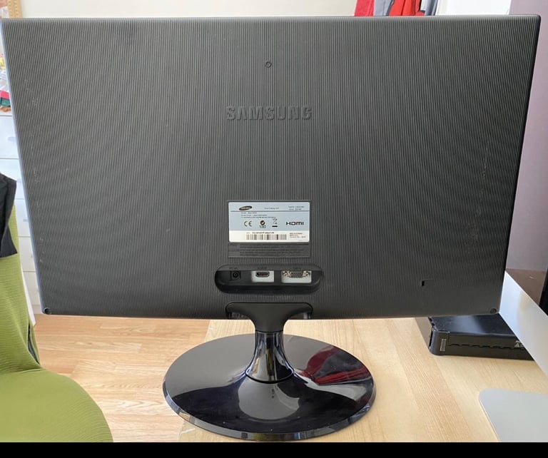 Monitor Slim 24inch Samsung Widescreen Led,HDMI,VGA,Excellent cond