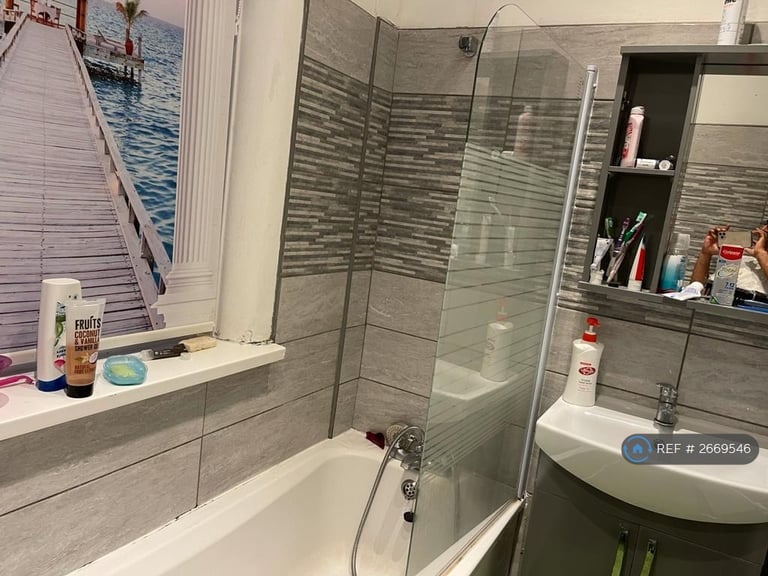 2 bedroom flat in Atkinson Road, Sale, M33 (2 bed) (#2669546)