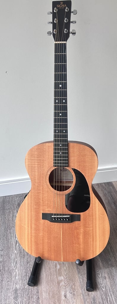 Sigma 000ME Acoustic Guitar with gig bag 