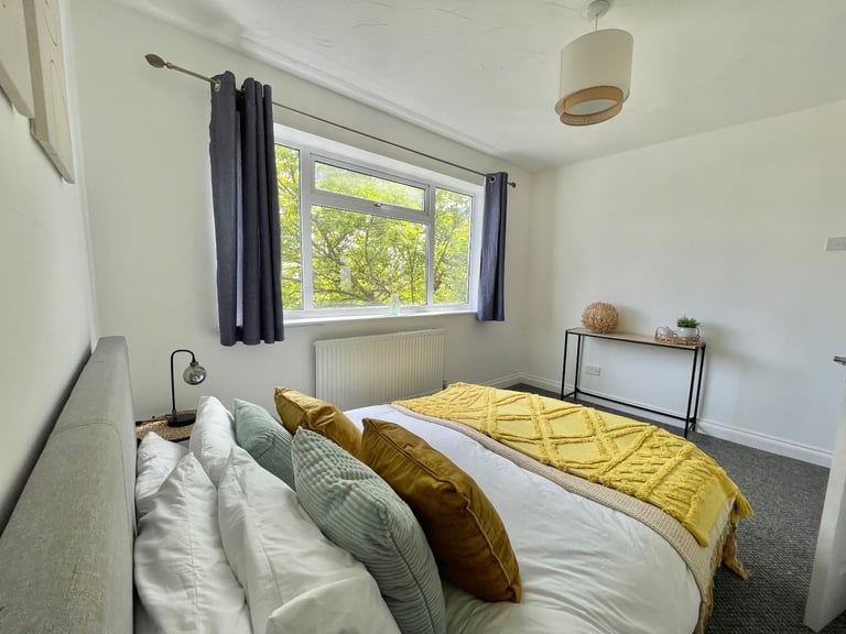 4 bedroom attached house Rugby centre 