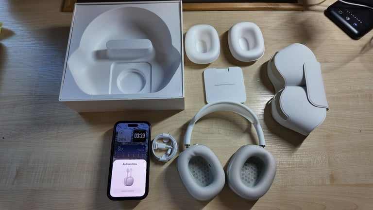 Apple AirPods Max 🍏 In silver 🩶Still Sealed From Apple 🛍️