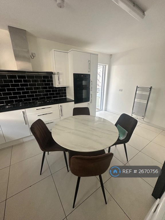 8 bedroom house in Harlaxton Drive, Nottingham, NG7 (8 bed) (#2670756)