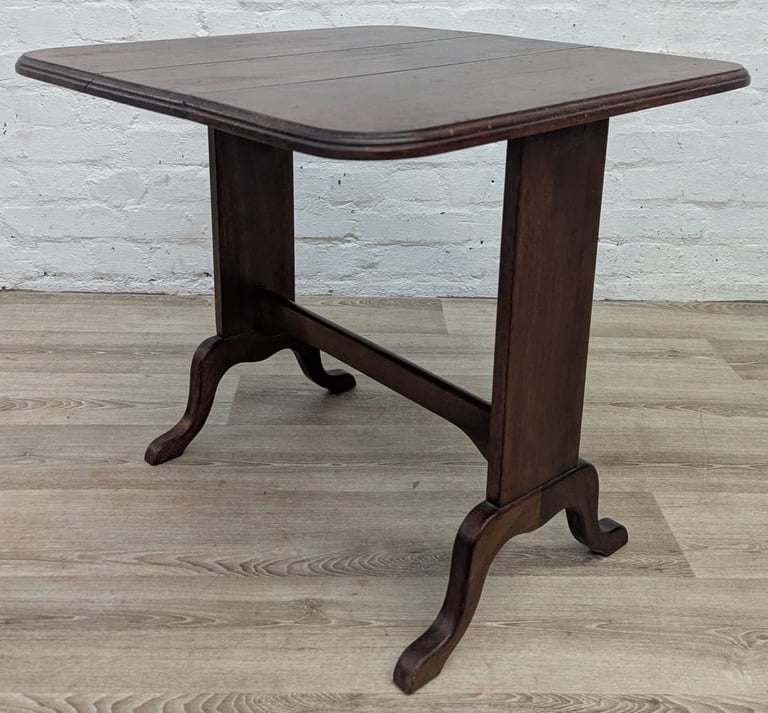 20th century Stained mahogany swivel top Sutherland table 