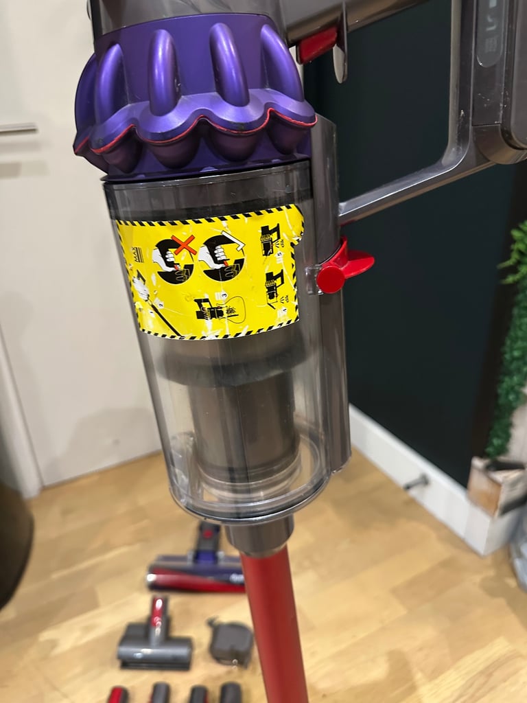 Dyson cyclone v10 total clean full bundle 