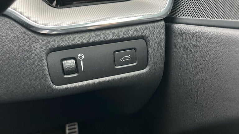 2021 Volvo XC60 R-Design, B5 AWD mild hybrid Estate Petrol Automatic