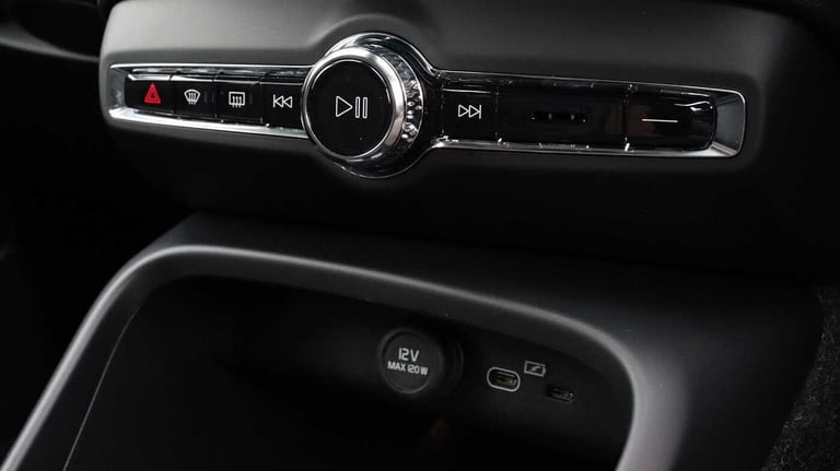  Volvo XC40 B4 (P) Ultra Bright (Sunroof, Harman Kardon, 360 Camera) Petrol/Electric Hybrid Autom...