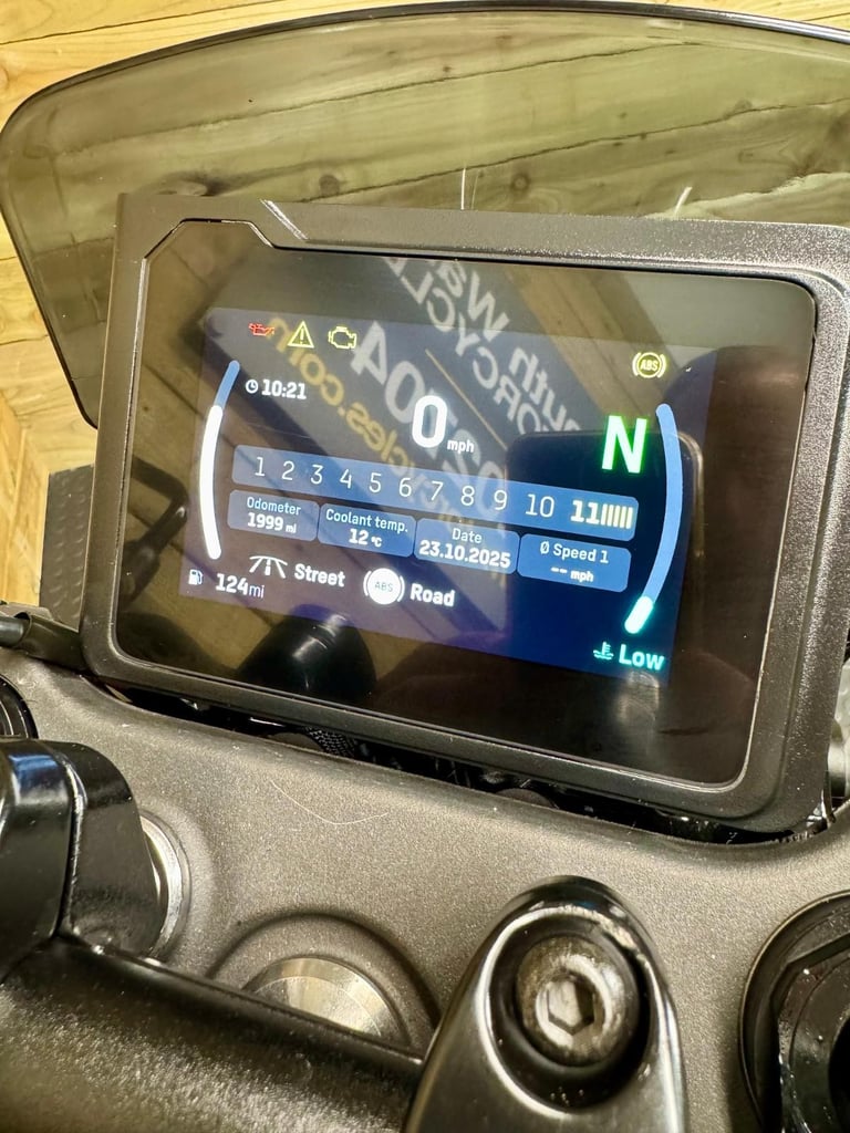 Husqvarna SVARTPILEN 125 / 2024 (upgraded) model / just 1999 miles 